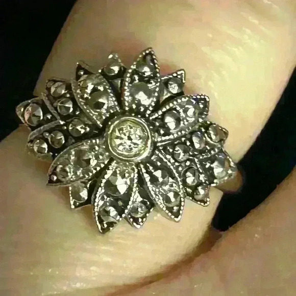 Daisy faceted silver tone ring - Picture 1 of 3